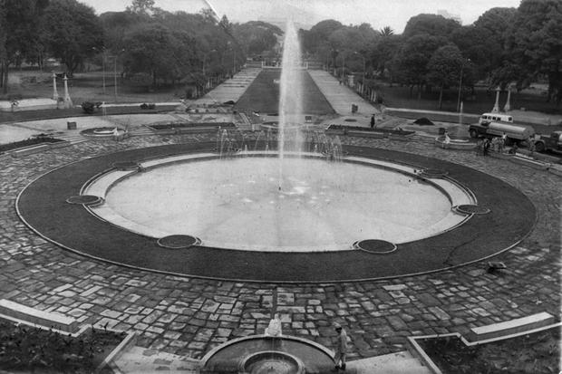 Lima, década del 70. La fuente de agua en el sector conocido como La Gran Logia, en el inmensidad del Parque de la Reserva. (Foto: GEC Archivo Histórico)