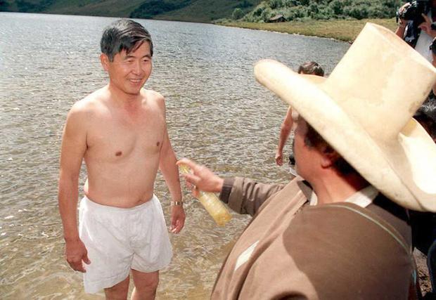 Fujimori llegó hasta las Huaringas, en la sierra piurana, donde chamanes que le rezaban y le escupían alcohol para curar sus males. (Foto: AFP)
