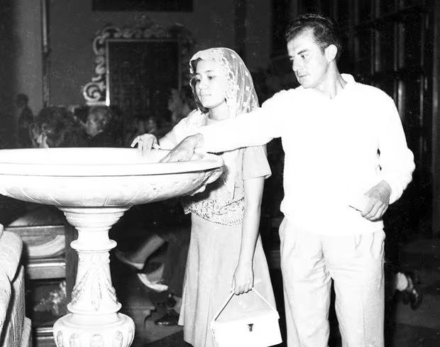 Lima, 14 de febrero de 1964. Misa de Enamorados, un acto de religioso que concitaba aún la atención de los jóvenes. (Foto: GEC Archivo Histórico)