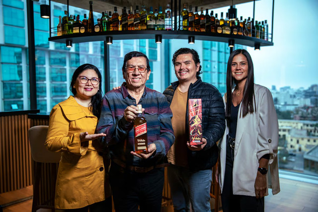 En la foto: Mónica Rodríguez, Jorge Rodríguez y Jorge Luis Rodríguez, miembros de Los Mirlos. Junto a Isis Machado, Regional Brand Manager de Johnnie Walker.