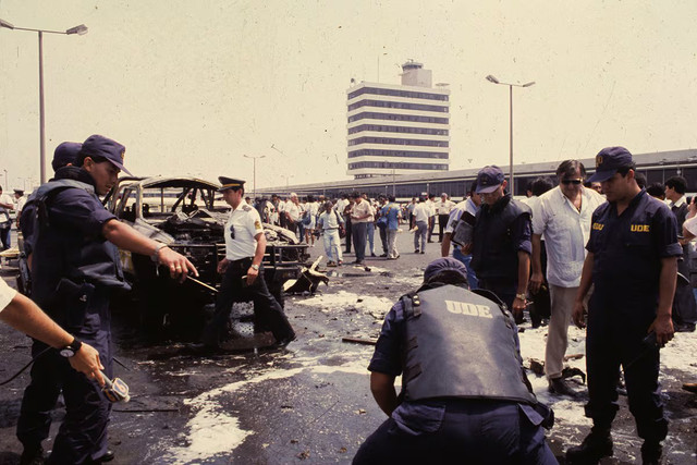 Pero todo no fue gloria y alegrías, también el aeropuerto vivió momentos de violencia, igual que todo el país. El 24 de enero de 1991 un coche bomba dejó un muerto y heridos en la playa de estacionamiento. (Foto: Archivo Histórico de El Comercio)