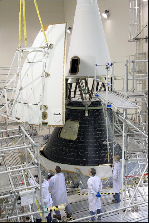 Figura 9: Los técnicos completan el ensamblaje final de la primera nave espacial Orion de la NASA con la instalación de los paneles de cierre en el Sistema de Aborto de Lanzamiento que suavizan el flujo de aire (crédito de la imagen: NASA, Kim Shiflett).