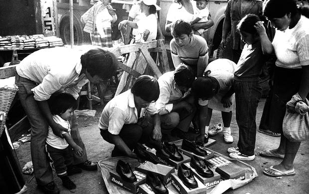 Lima, 1 de abril de 1987. Venta de zapatos escolares en una feria en el centro de Lima. (Foto: GEC Archivo Histórico)