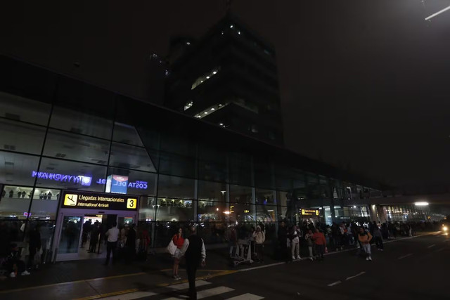 Pasadas las 12:30 a.m. de hoy se apagaron las luces del aeropuerto. Foto: Jesús Saucedo