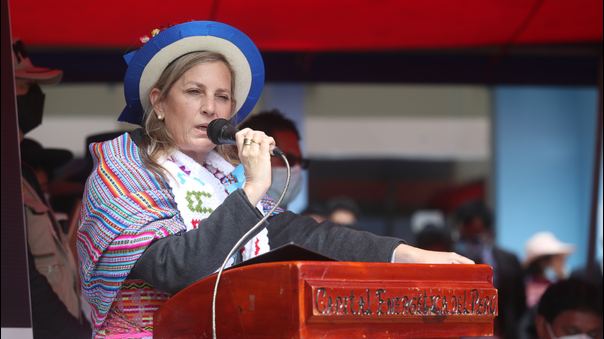 La presidenta del Congreso, María del Carmen Alva, en Huancavelica
