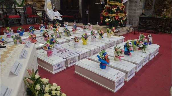 Los restos fueron entregados en una ceremonia en la Catedral de Ayacucho, en Huamanga.
