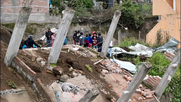 Al menos siete personas murieron y 46 más están desaparecidas debido a un deslizamiento de tierra. 
