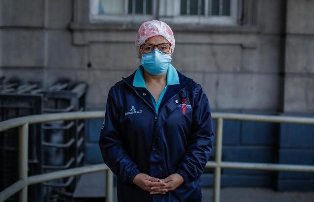 La enfermera Janet Moscoso labora en UCI del hospital Loayza. (Hugo Pérez / @photo.gec)