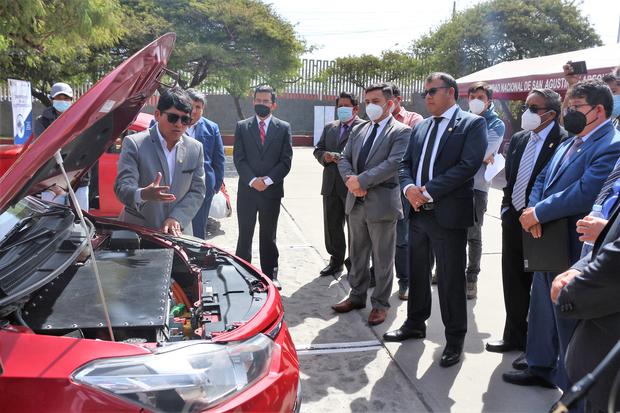 Así fue la presentación del auto eléctrico adaptado por estudiantes de la UNSA. El primero de otros proyectos en torno a la electromovilidad. (Foto: UNSA)