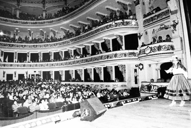 Durante su primer recital en el Teatro Municipal, con un traje ayacuchano.