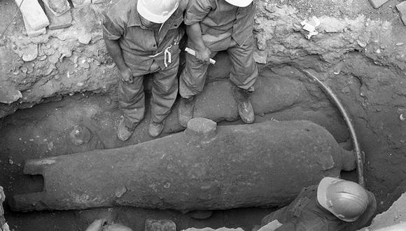 El 8 de setiembre de 1982, un grupo de obreros encontró un cañón colonial del siglo XVI mientras refaccionaban las calles el jirón de la Unión, en el Cercado de Lima. (Foto: Humberto Artadi / GEC Archivo Histórico)