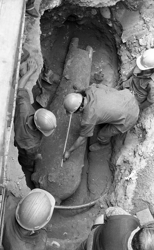 En la imagen, se aprecia a trabajadores midiendo la histórica pieza de artillería. (Foto: Humberto Artadi / GEC Archivo Histórico)