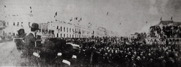 Una muchedumbre llenó el Paseo Colón el día de la inauguración del monumento al coronel Bolognesi. (Foto: GEC Archivo Histórico)