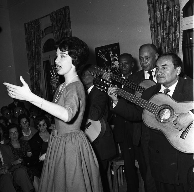 Lima, 15 de julio de 1960. Alicia Maguiña en una presentación en una hacienda.  (Foto: GEC Archivo Histórico)