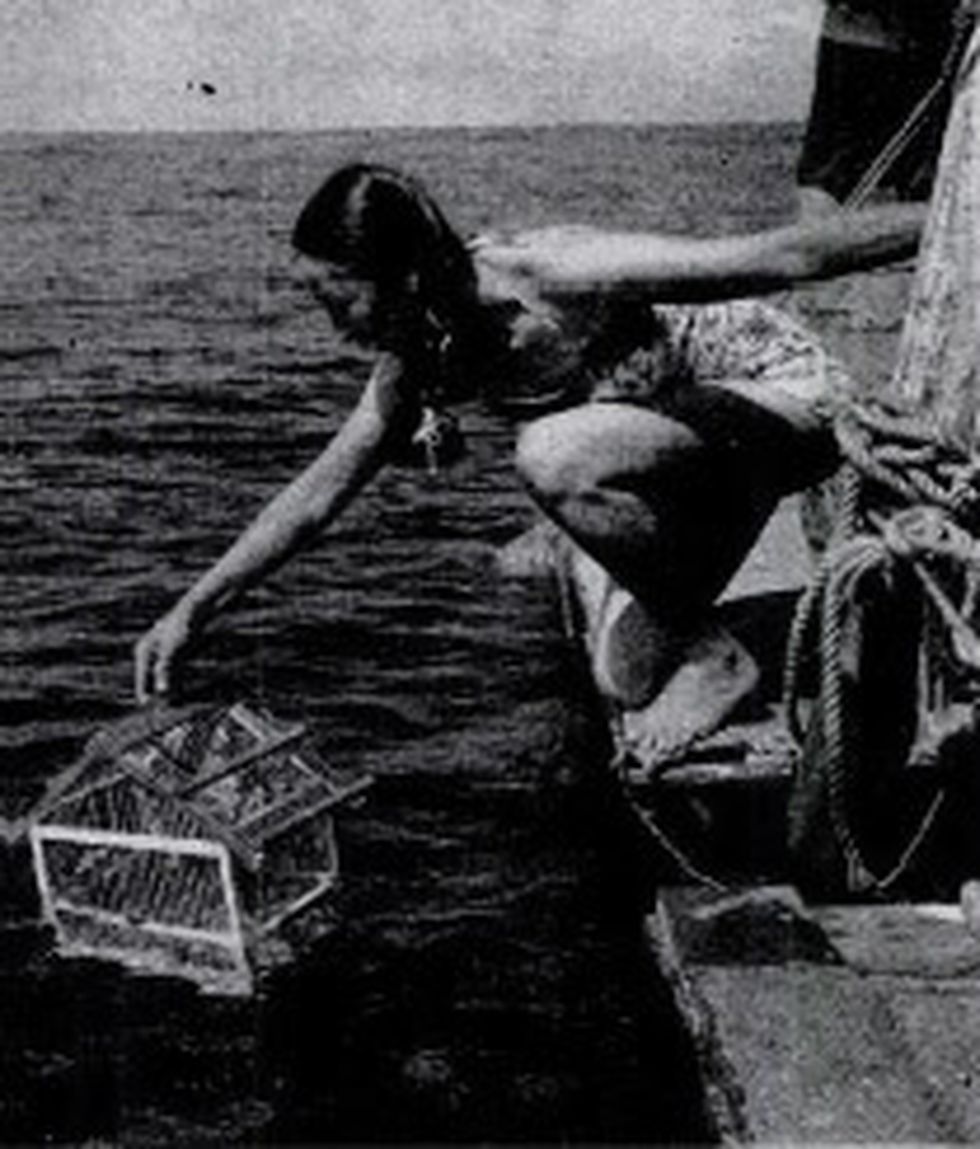 Natalia Mazuelos, en faena de pesca, fue la primera mujer peruana en intentar surcar el océano Pacífico en este tipo de embarcación. (Fuente: revista Life)