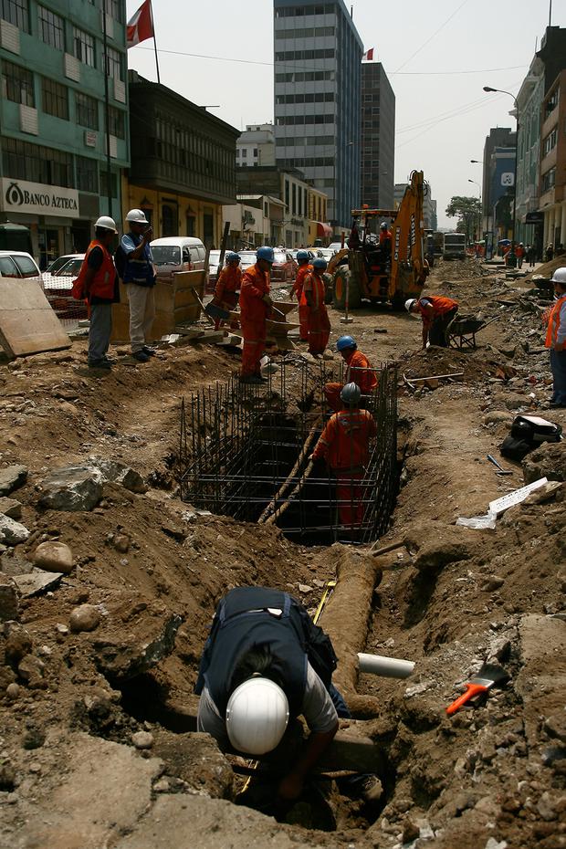 El 27 de noviembre del 2008, un grupo de obreros halló otro cañón colonial en el cruce de la avenida Emancipación y el jirón Camaná, en el Centro de Lima. (Foto: Musuk Nolte / GEC)