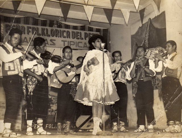 Como Flor Collavina cantando junto al conjunto Corimarca de Tinta.
