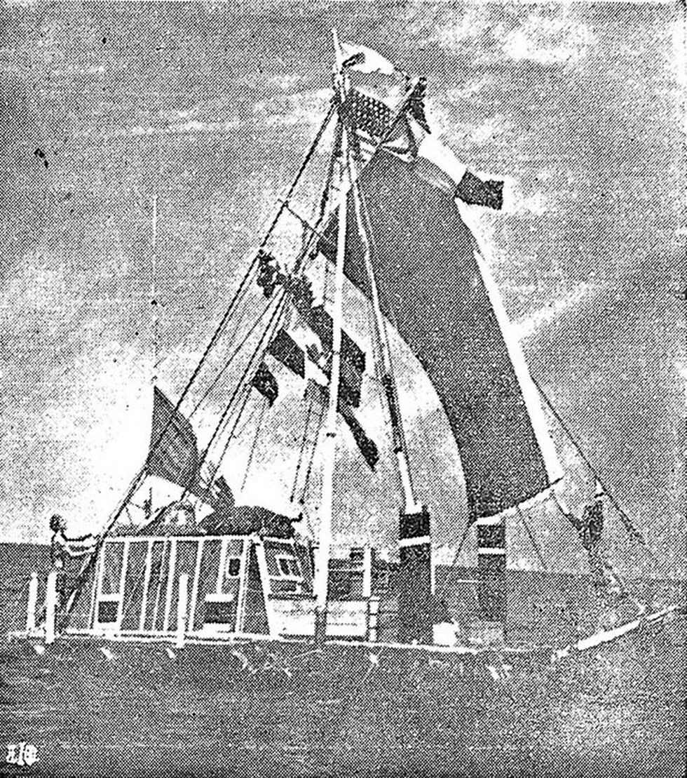 Fotografía de la balsa 'La Cantuta', instantes después de reanudar su viaje luego de tomarse unos días de descanso en un puerto de las islas Galápagos. (Foto: Archivo Histórico El Comercio) 