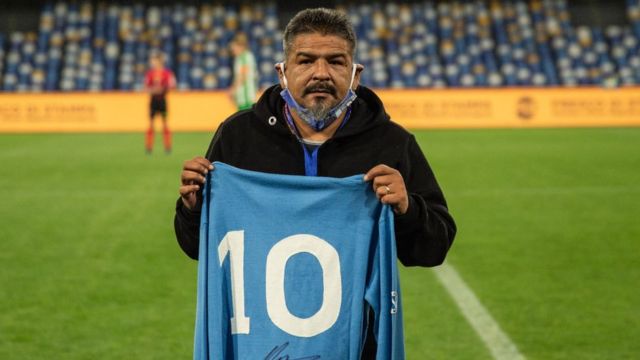 Hugo Maradona posando con una camiseta en un partido disputado en mayo de este año en Nápoles en honor a su hermano.
