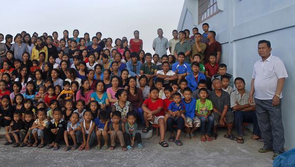 Los miembros de la familia de Ziona, de pie a la derecha, posan para una fotografía de grupo fuera de su residencia en la aldea de Baktawng Tlangnuam, en el estado de Mizoram, en el noreste de India. (REUTERS / Adnan Abidi)